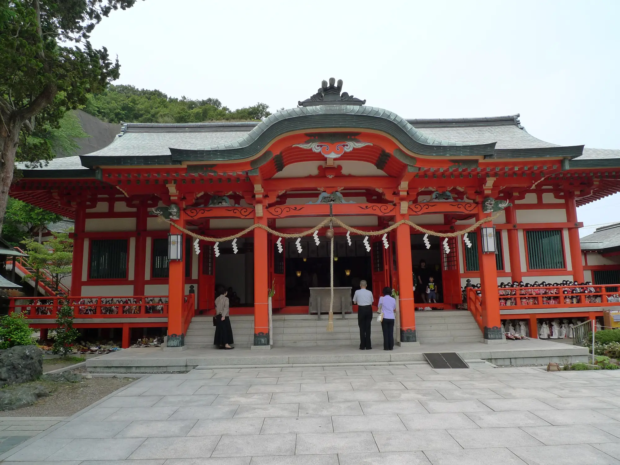 無数の人形が並ぶ淡嶋神社（和歌山市加太）の社殿