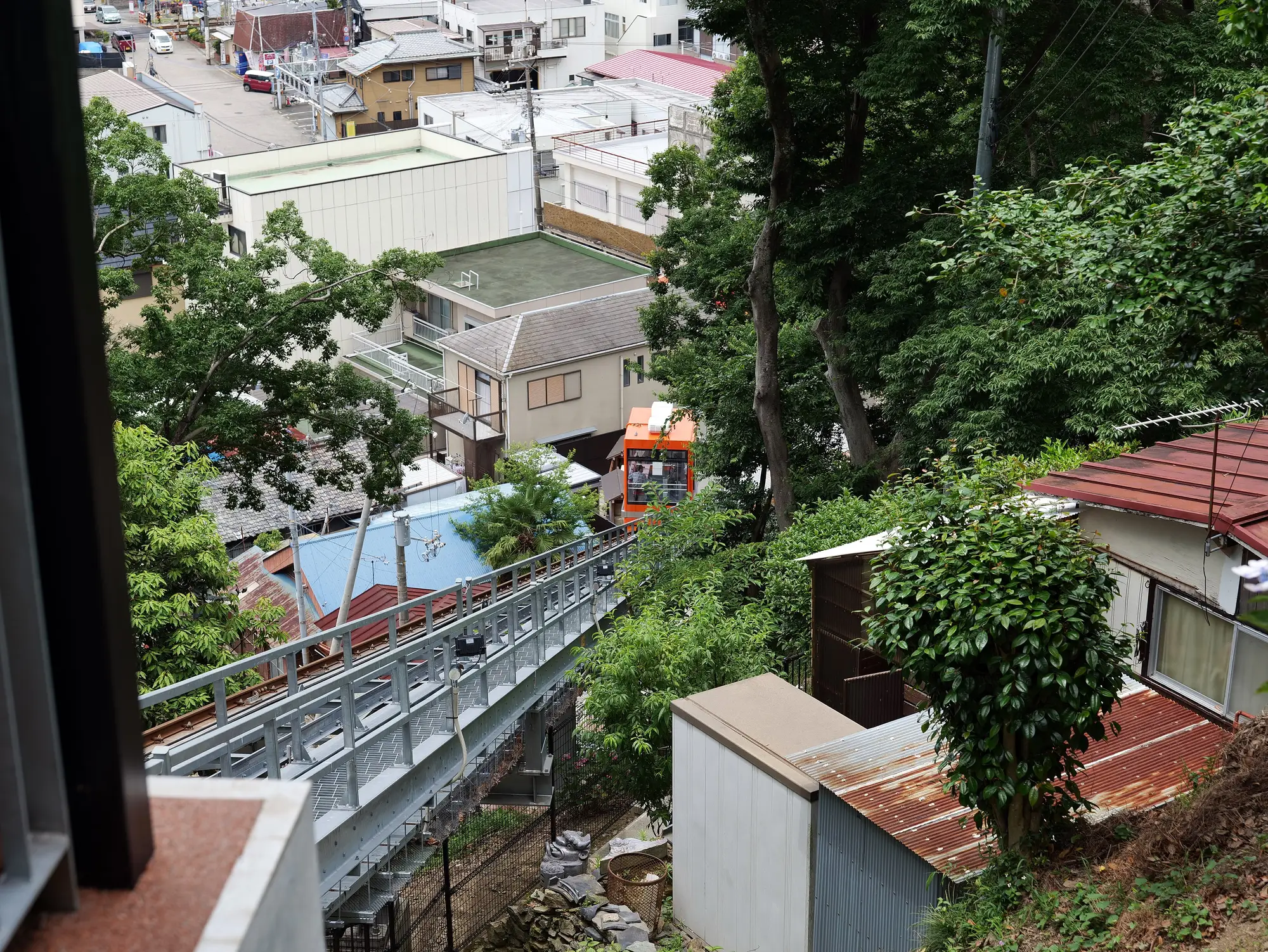 桜咲く丘の上から和歌浦を見下ろす紀三井寺