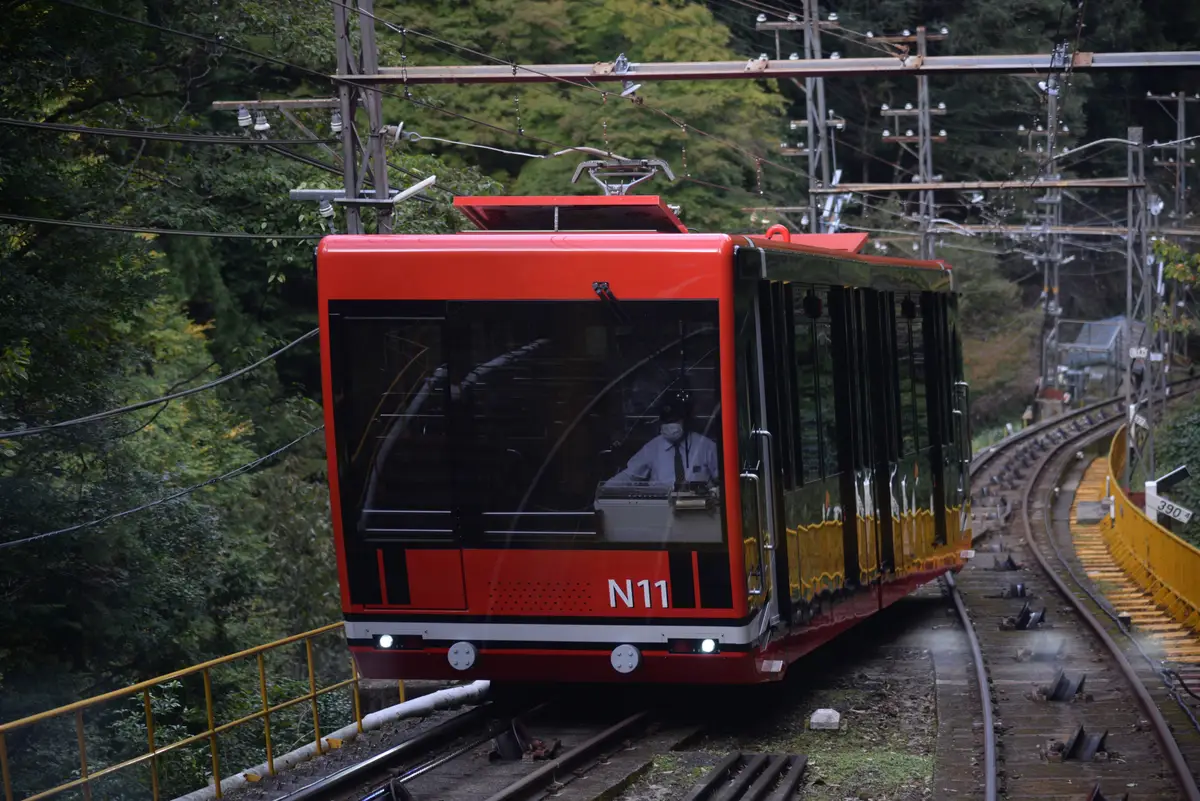 在森林中行駛的紅色高野山纜車