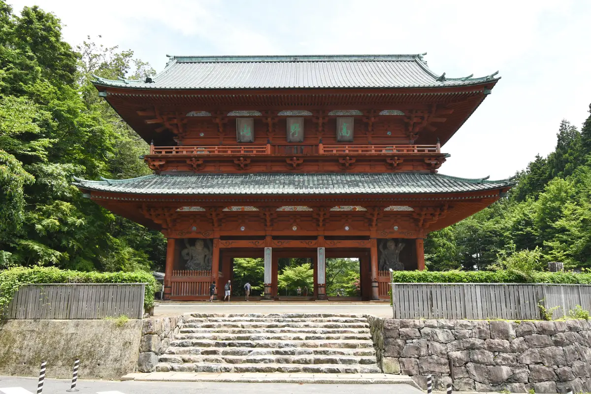 高野山西側入口的朱紅色雙層大門