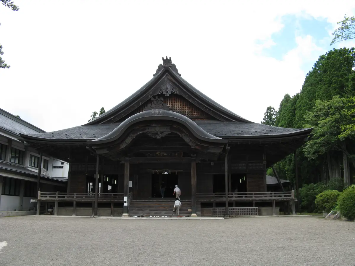 The front of the Daishi Kyokai main lecture hall on Koyasan