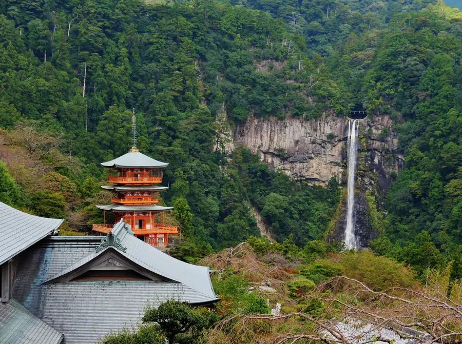 青岸渡寺の三重塔と、その背後に落ちる那智の滝