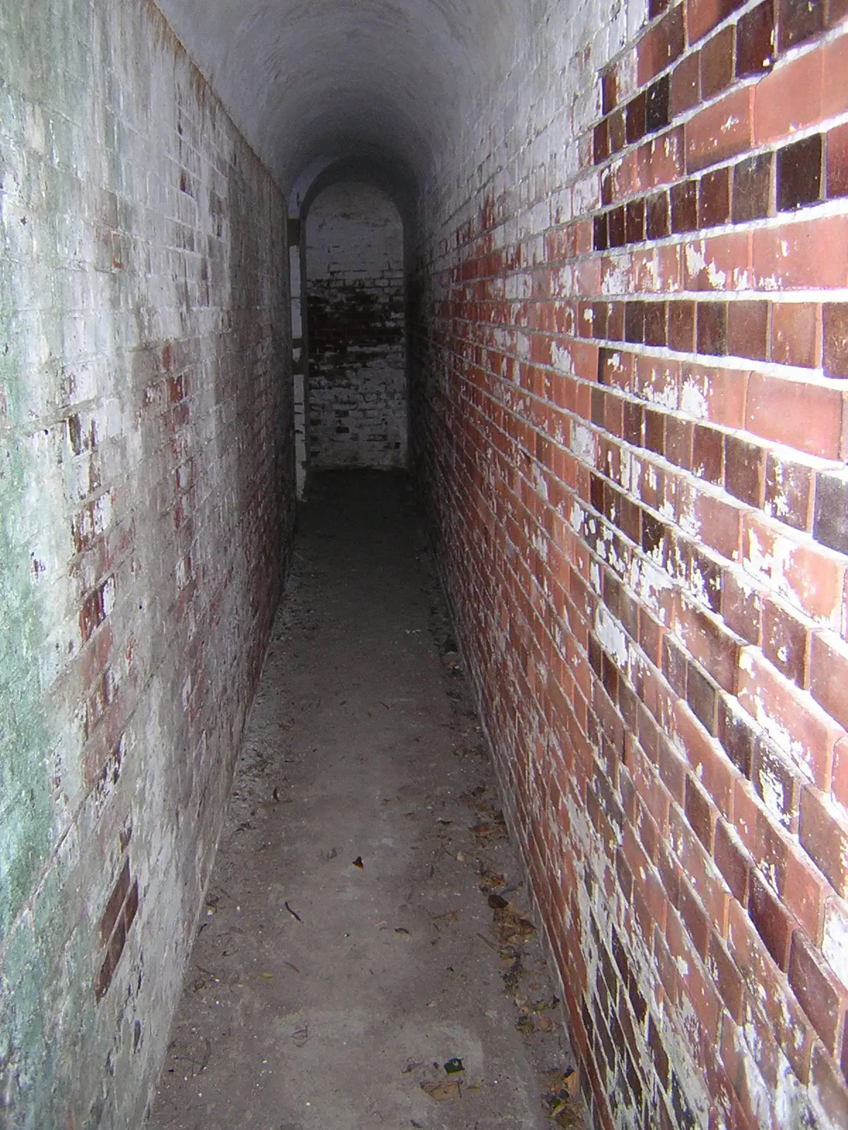 友島砲台遺跡內狹窄的紅磚通道