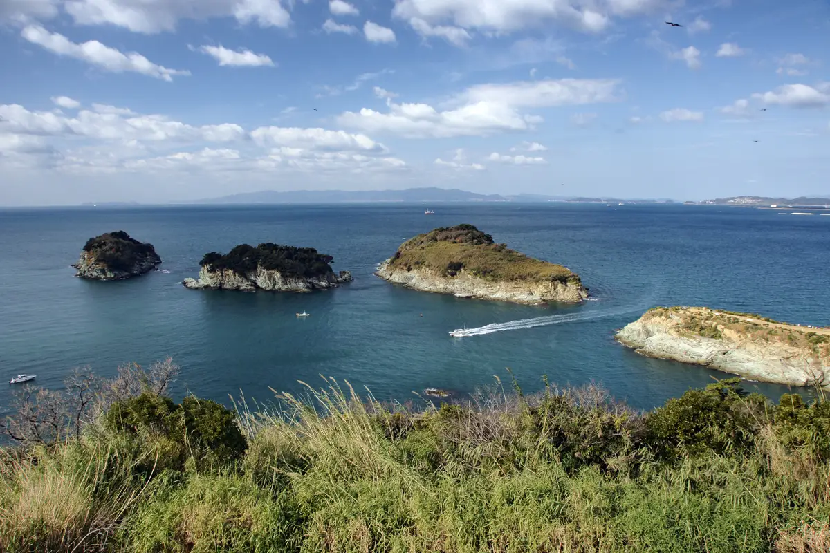和歌山市和歌浦雜賀崎外海，湛藍海面上的岩石小島