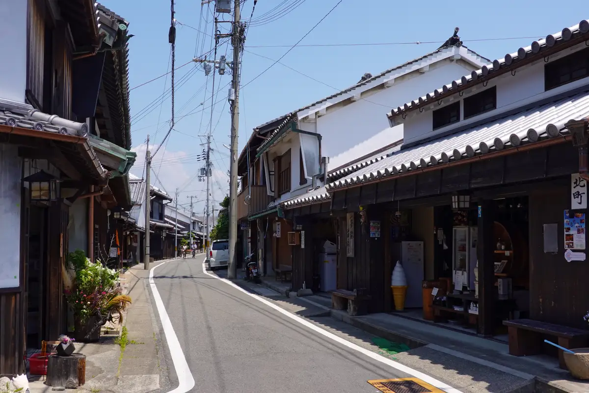 湯淺傳統街區裡屋瓦相連的町家